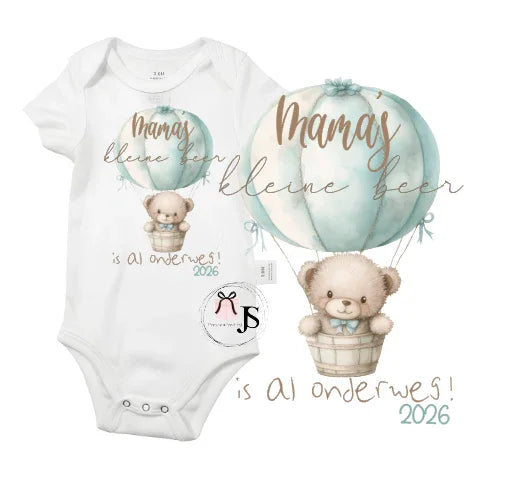 Baby romper: ''Mama's Kleine beer... is al onderweg 2026'' - Personalized by JS