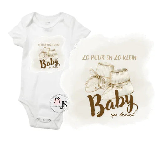 Baby romper: ''Zo puur en zo klein... Baby op komst'' - Personalized by JS